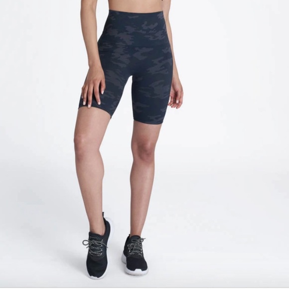 EUC Spanx Look At Me Now Shorts Camo Size M - Picture 2 of 5